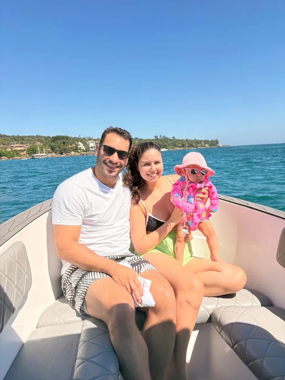 Família aproveitando um passeio de lancha