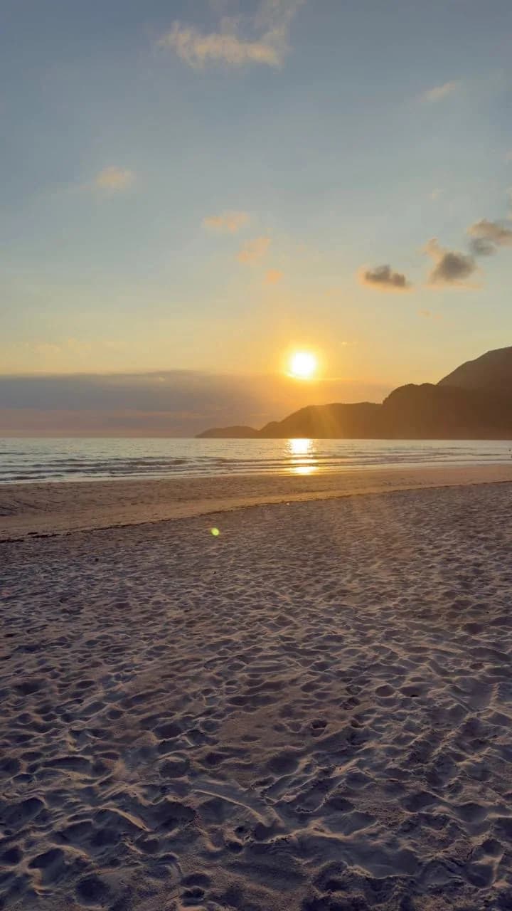 Pôr do sol em uma praia do litoral