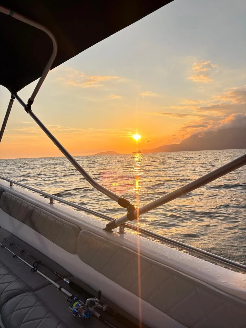 Pôr do sol visto de dentro da lancha
