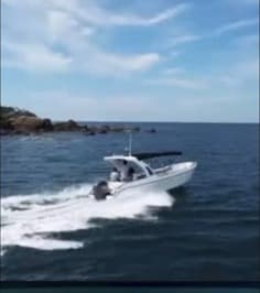 Lancha navegando em mar aberto durante uma experiência costeira