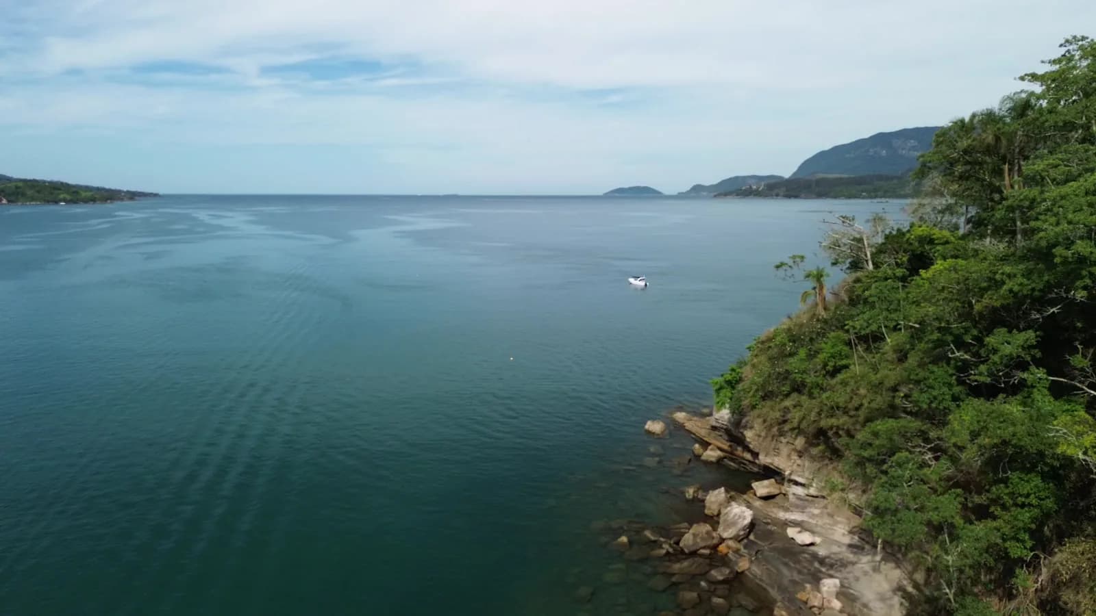 Vista aérea de mar aberto junto à costa verde